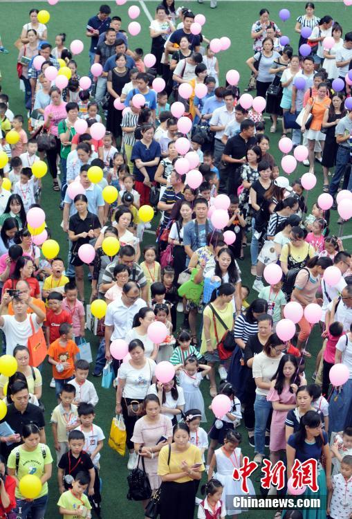 江西省の小學(xué)校で入學(xué)式　學(xué)校生活をスタートさせる子どもたち