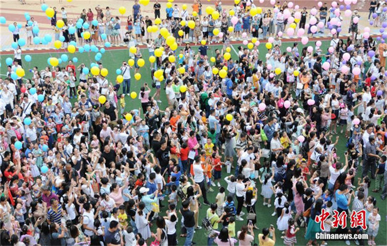 江西省の小學(xué)校で入學(xué)式　學(xué)校生活をスタートさせる子どもたち