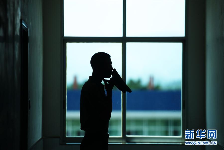 後ろ髪引かれる思いで　武裝警察ベテラン隊(duì)員の退役式　湖南省