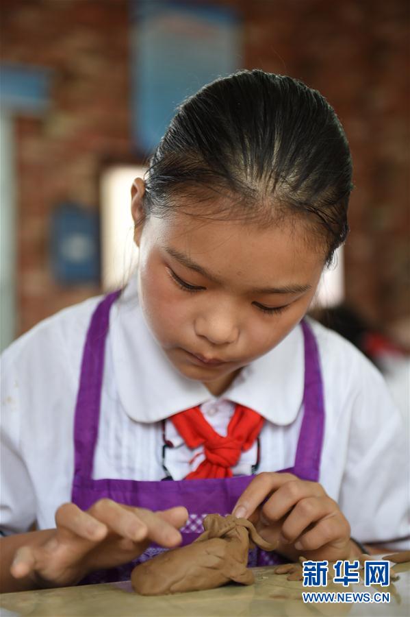 新學期初日に無形文化遺産伝承人の授業(yè)開講　生徒に伝統(tǒng)工蕓を教える