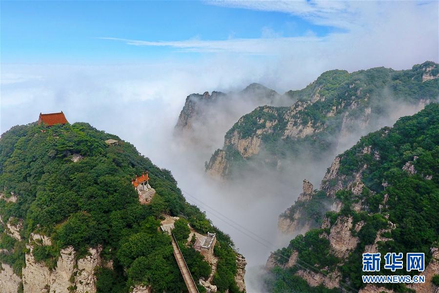 まるで水墨畫のような雲(yún)海たなびく五老峰景勝地　山西省