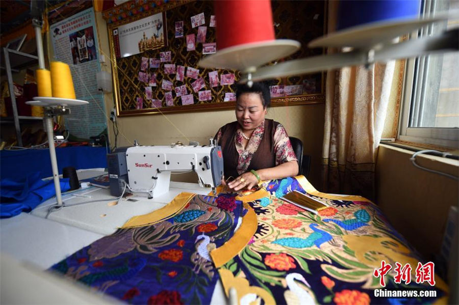 艶やかな民族衣裝いつまでも　雲(yún)南省のチベット民族伝統(tǒng)服飾文化の伝承人