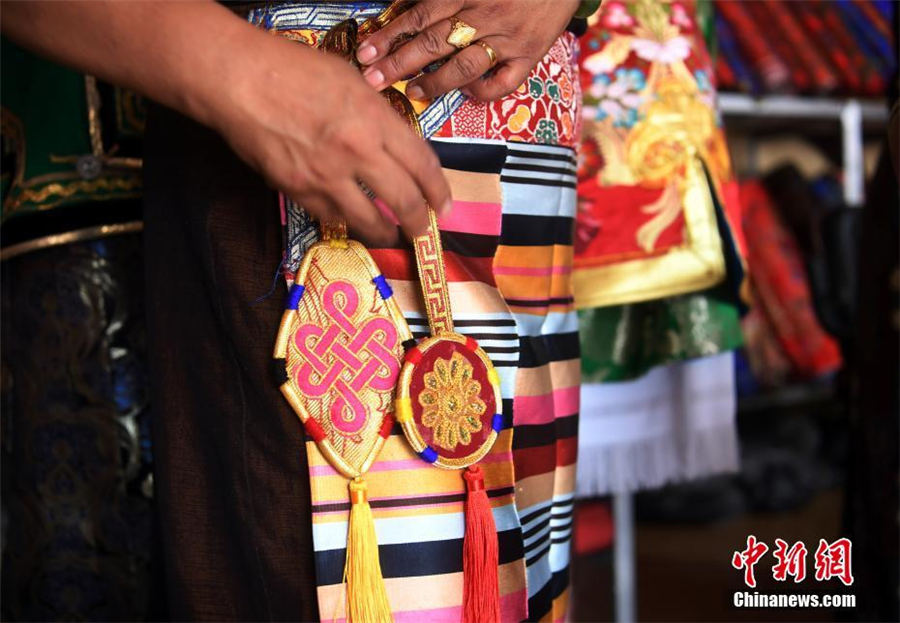艶やかな民族衣裝いつまでも　雲南省のチベット民族伝統服飾文化の伝承人