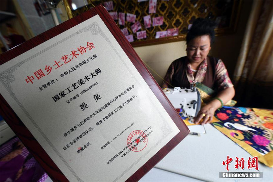 艶やかな民族衣裝いつまでも　雲(yún)南省のチベット民族伝統(tǒng)服飾文化の伝承人