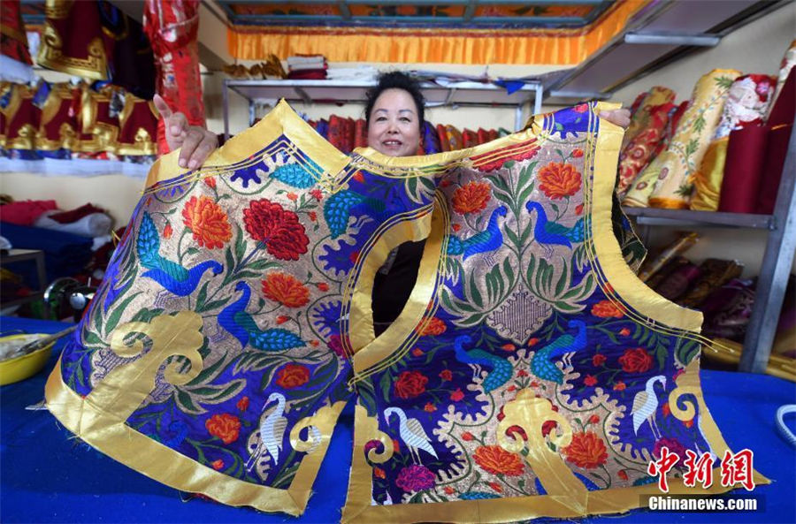 艶やかな民族衣裝いつまでも　雲(yún)南省のチベット民族伝統(tǒng)服飾文化の伝承人