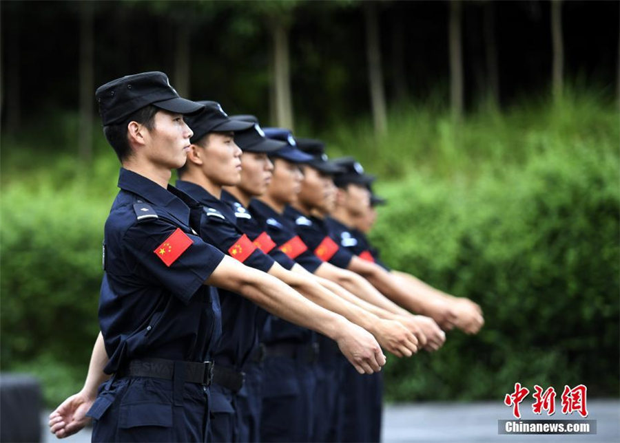 訓(xùn)練に勵む雅安刑務(wù)所の特別警察隊　四川省