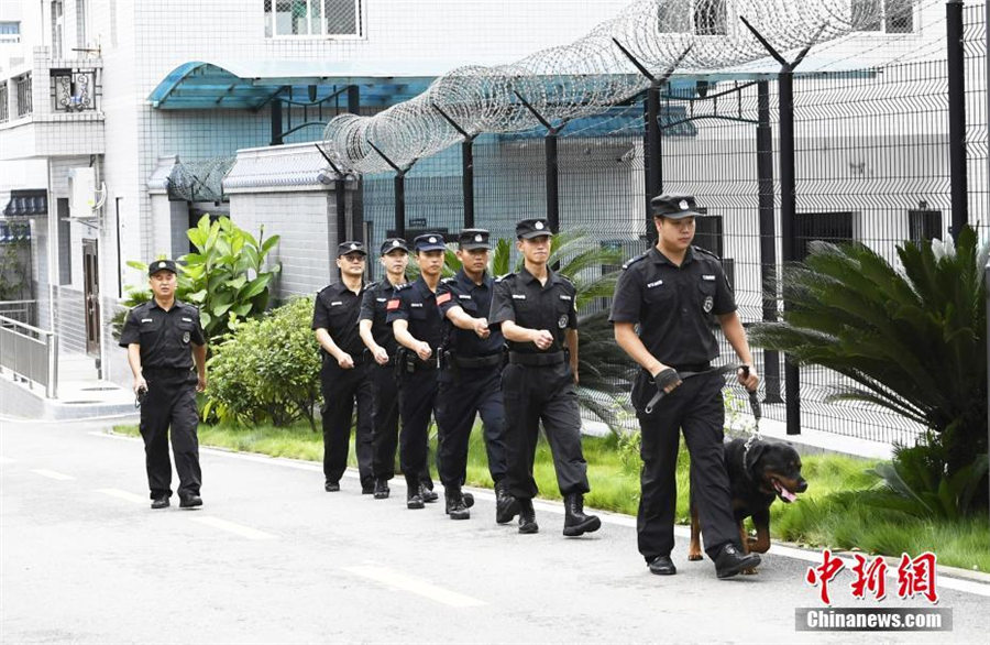 訓練に勵む雅安刑務所の特別警察隊　四川省
