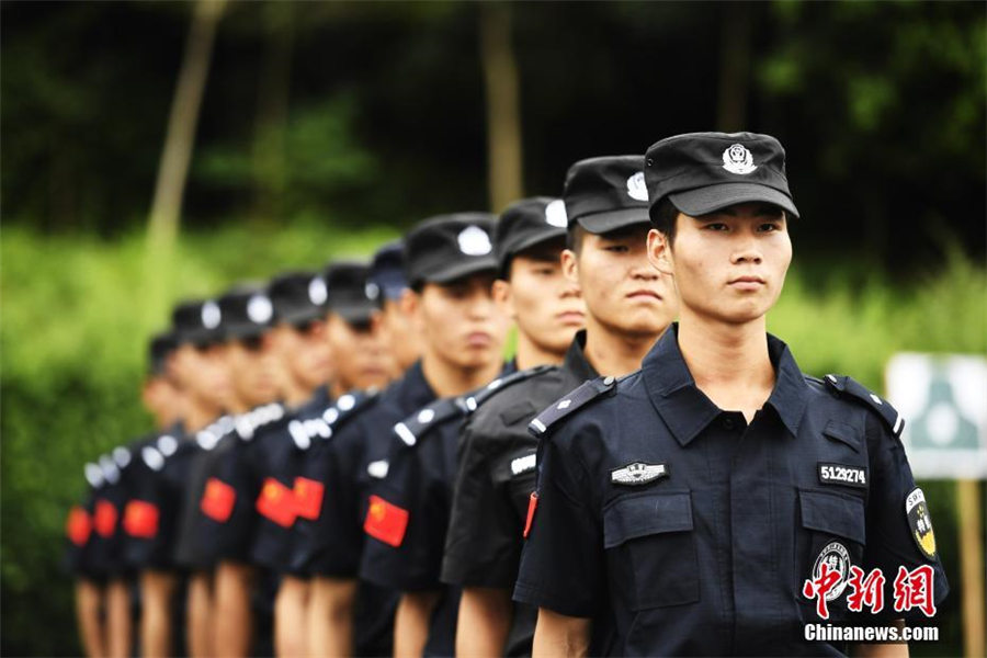訓練に勵む雅安刑務所の特別警察隊　四川省