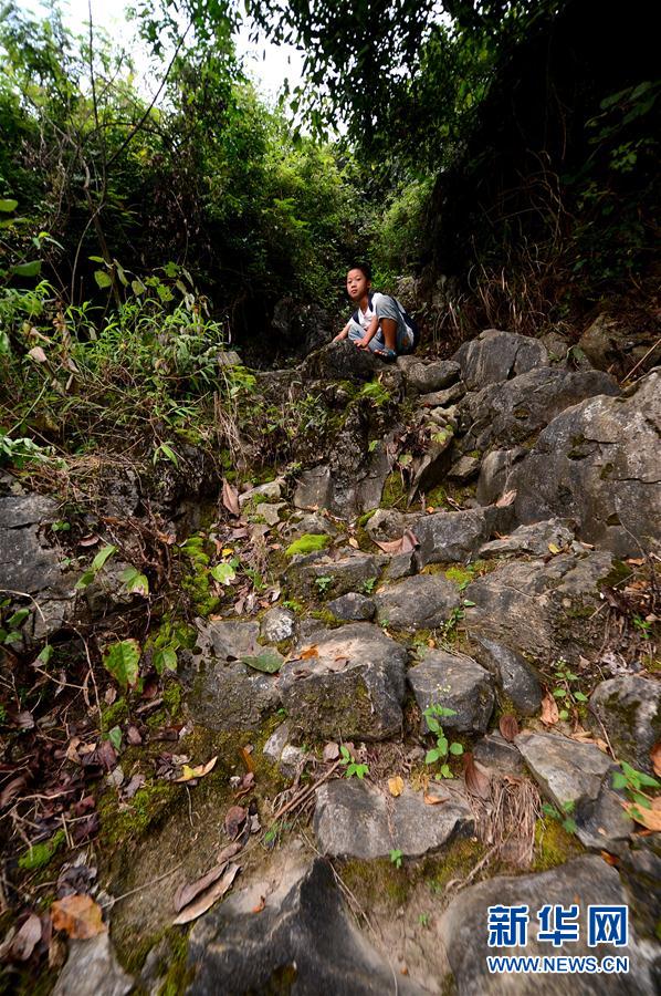 通學時間1時間半の小學生　クラスは先生と生徒の2人だけ　広西