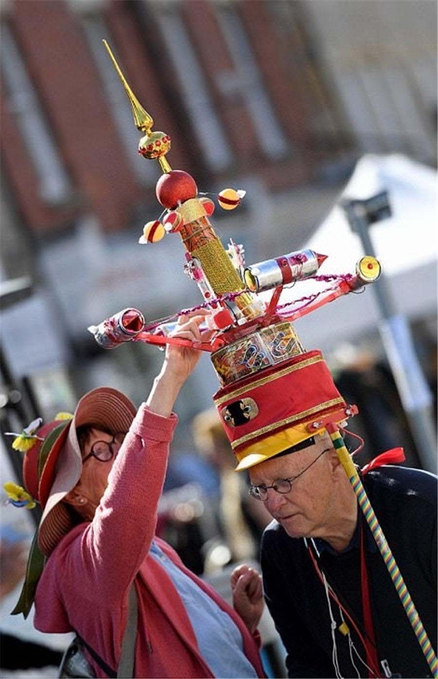 ユニークなデザインの帽子が集まる「ハット?フェスティバル」　英國