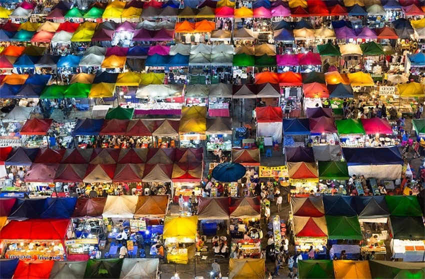 上空から見たタイのナイトバザールはまるでテトリス