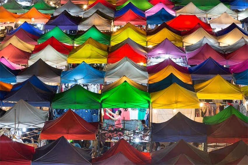 上空から見(jiàn)たタイのナイトバザールはまるでテトリス