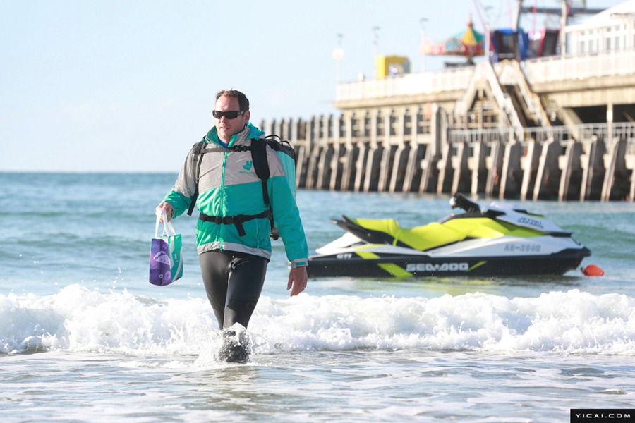 英國、水上オートバイ使ったデリバリー登場　海辺で寢たまま注文
