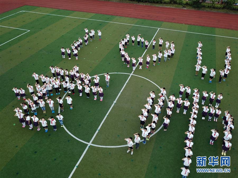 「先生、大好き」の人文字で先生への感謝の気持ちを表現(xiàn)　安徽省