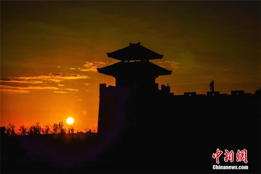 心地よい秋がおとずれた敦煌　美しい砂漠の風景広がる