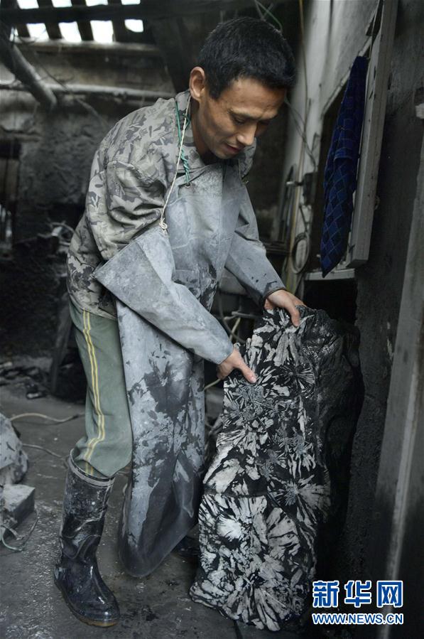 菊の模様を丁寧に彫り上げ、見(jiàn)事な蕓術(shù)作品に　湖北省