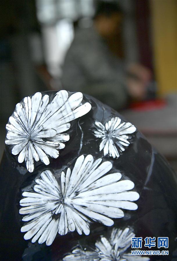 菊の模様を丁寧に彫り上げ、見事な蕓術(shù)作品に　湖北省