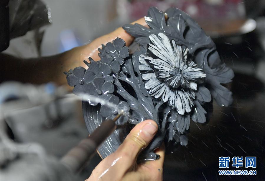 菊の模様を丁寧に彫り上げ、見事な蕓術(shù)作品に　湖北省