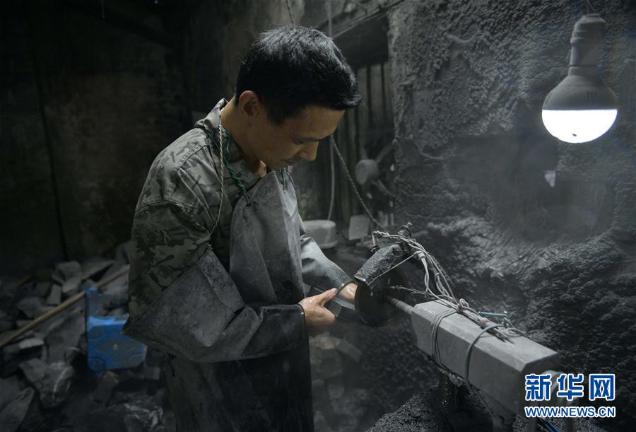 菊の模様を丁寧に彫り上げ、見事な蕓術(shù)作品に　湖北省