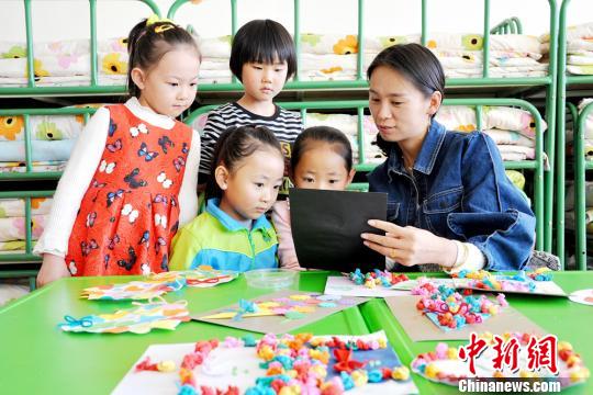 甘粛?張掖　子どもたちが先生にカードを手作り