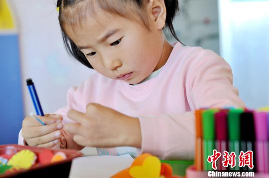 甘粛?張掖　子どもたちが先生にカードを手作り