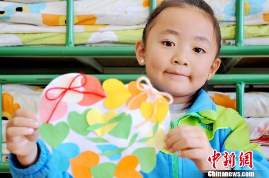 甘粛?張掖　子どもたちが先生にカードを手作り