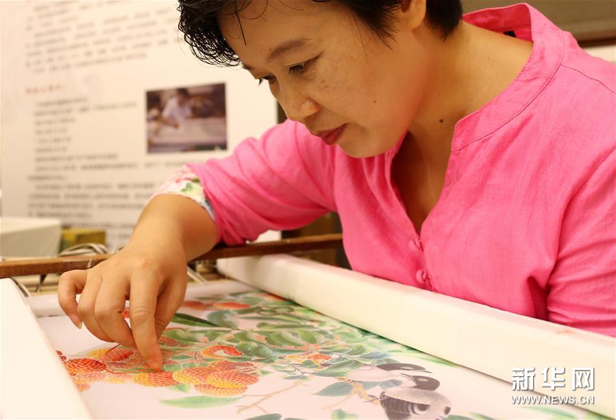 「広繍」の技法を披露する無形文化遺産継承者の黃健珊氏。