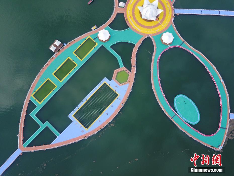 貴州省の川に浮かぶ巨大な蝶の形をした桟道