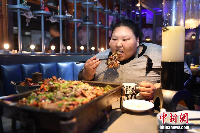 體重200キロの「95後」の女性、ダイエットに踏み切る