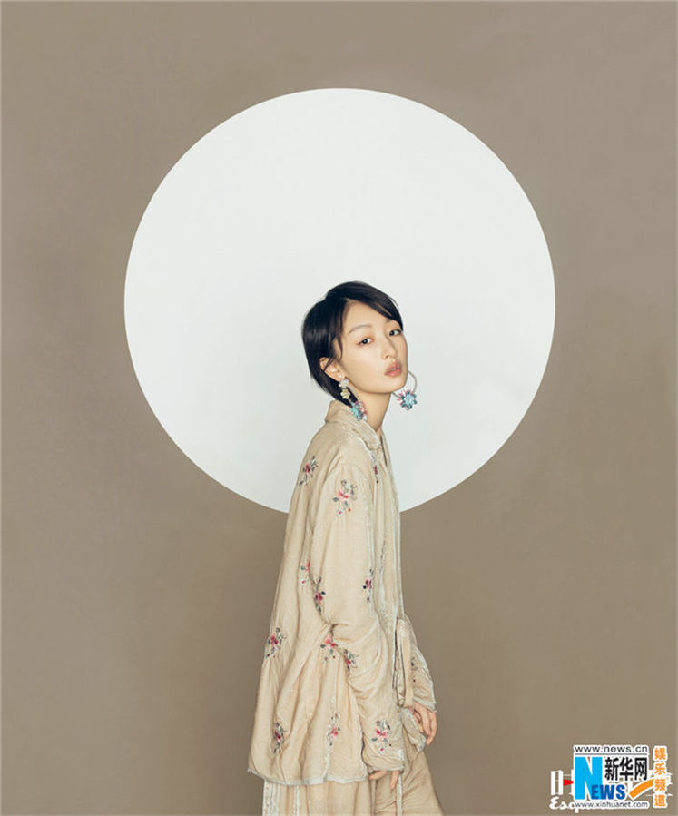 周冬雨、クラシカルなチャイナスタイルで男性誌の表紙飾る