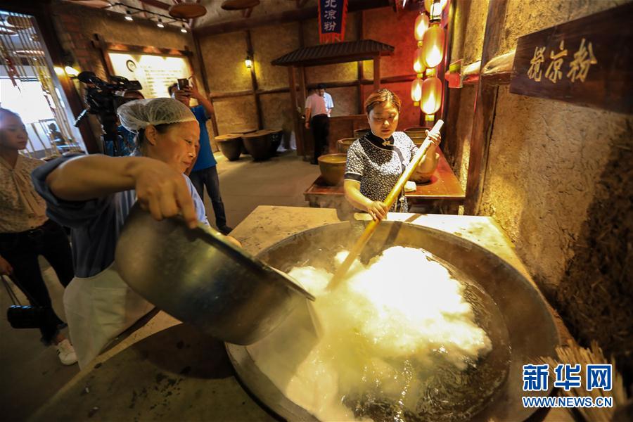 無形文化遺産「川北涼粉」を伝承する中國人女性　目標(biāo)は世界へ