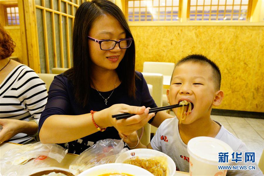 無形文化遺産「川北涼粉」を伝承する中國人女性　目標(biāo)は世界へ