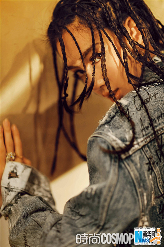 アンジェラベイビーがストリートファッションでファッション誌の表紙飾る