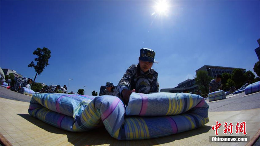 新入生たちがきっちり四角く畳んで競う「布団畳み大會」　江蘇省