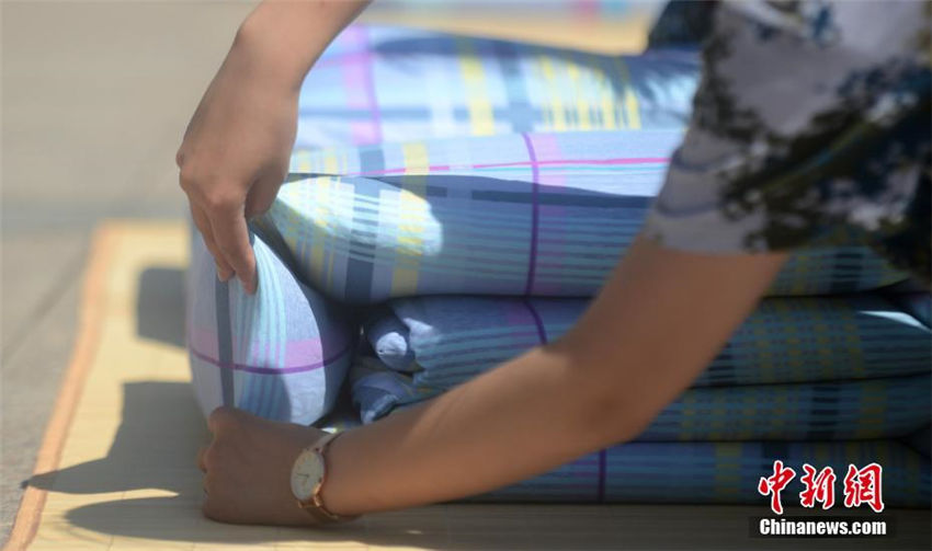 新入生たちがきっちり四角く畳んで競う「布団畳み大會」　江蘇省