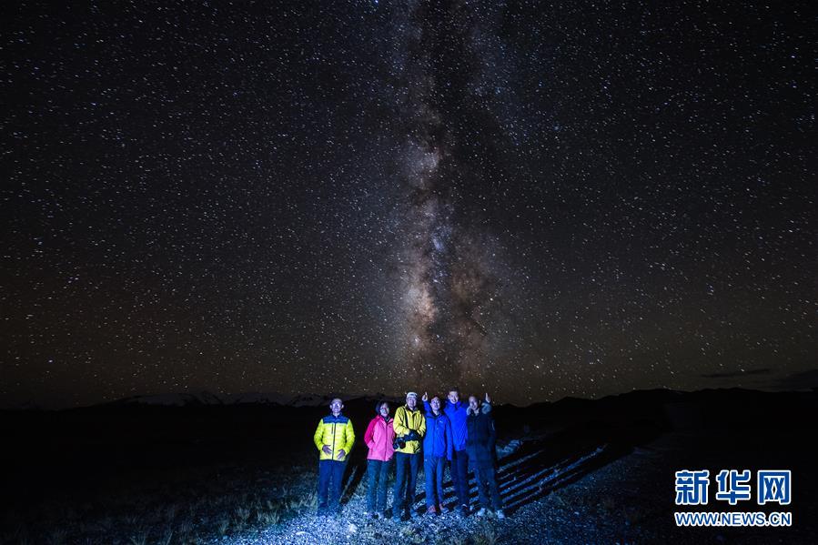 澄んだ空気で星空くっきり　星空撮影に人気のチベットの村