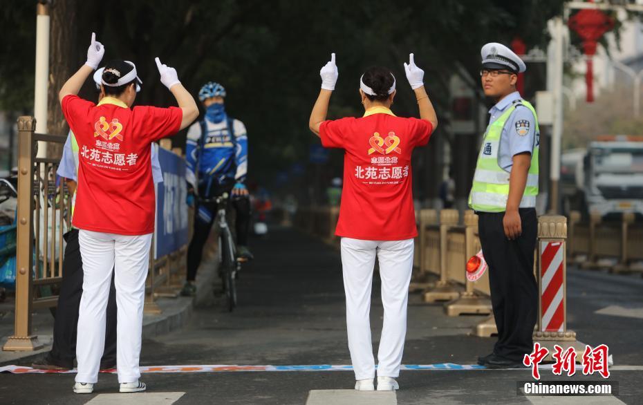 歩行者へ交通ルール遵守を呼びかけ　「信號(hào)待ちダンス」を踴るボランティア　