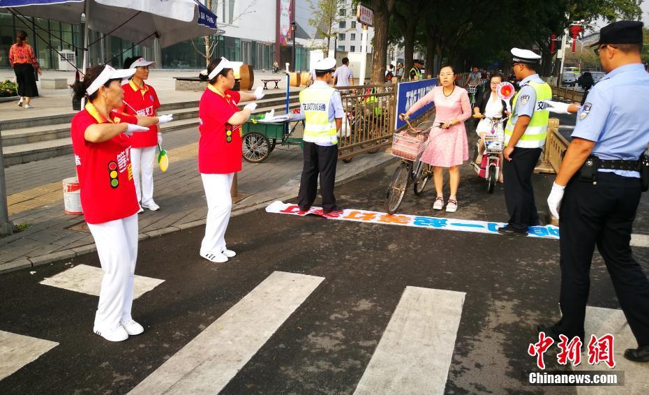 歩行者へ交通ルール遵守を呼びかけ　「信號待ちダンス」を踴るボランティア　