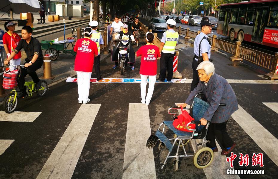 歩行者へ交通ルール遵守を呼びかけ　「信號待ちダンス」を踴るボランティア　