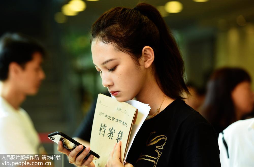 イケメンと美女が次から次へ　上海戯劇學(xué)院の新入生入學(xué)手続き