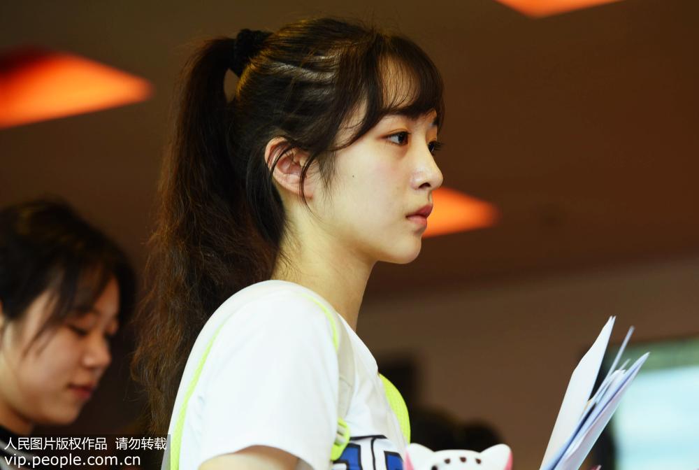 イケメンと美女が次から次へ　上海戯劇學院の新入生入學手続き