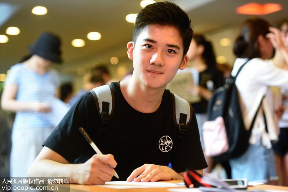 イケメンと美女が次から次へ　上海戯劇學院の新入生入學手続き