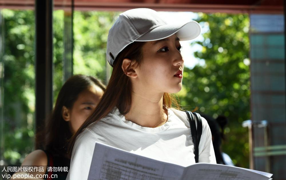 イケメンと美女が次から次へ　上海戯劇學(xué)院の新入生入學(xué)手続き