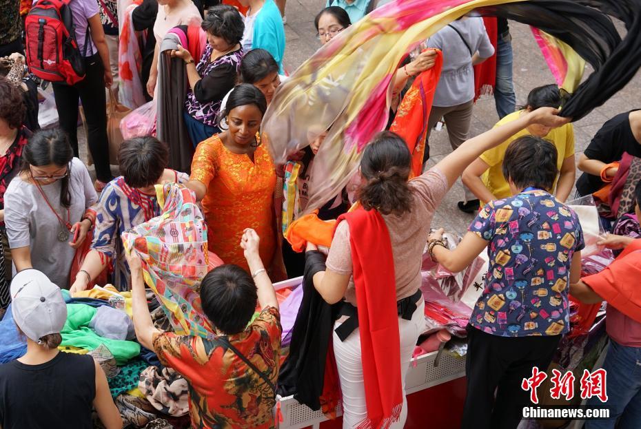 北京市最大規(guī)模の卸売り市場で「売り盡くしセール」