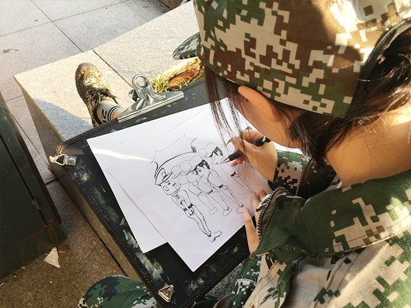 中國(guó)、新入女子大生が軍事訓(xùn)練を漫畫で描き話題に