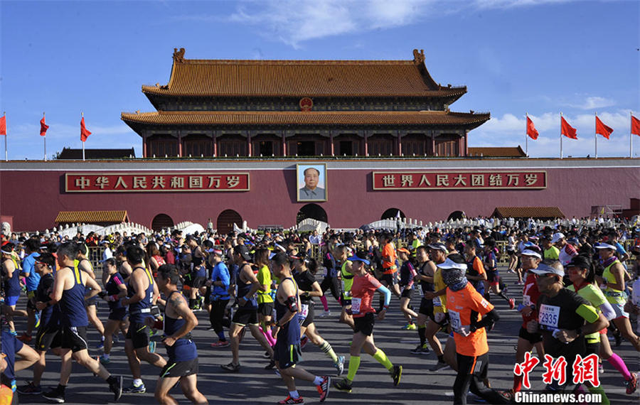 2017北京國際マラソン開催 3萬人のランナーが一斉にスタート