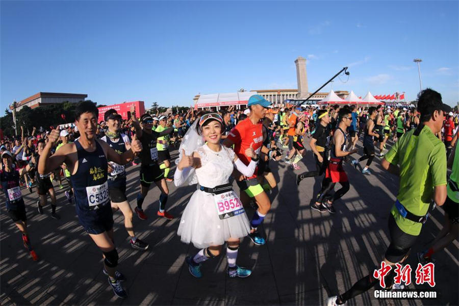 2017北京國際マラソン開催 3萬人のランナーが一斉にスタート