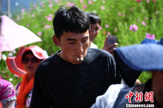 雲(yún)南で花入り月餅早食い大會開催、一足先に中秋節(jié)祝う