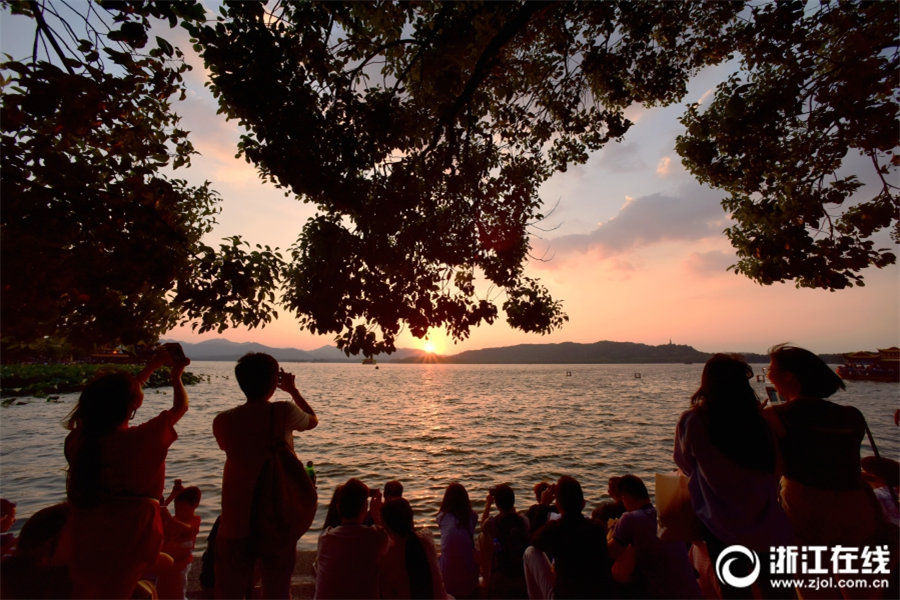 臺風一過の西湖で美しい夕日を観賞　杭州市