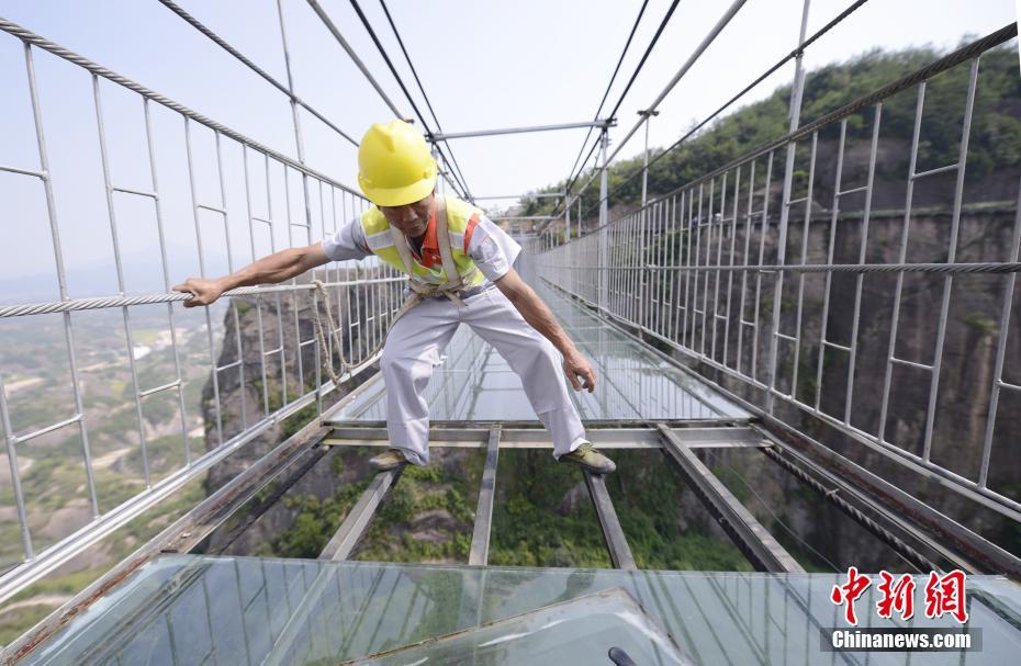 10月の連休控え、高所のガラス橋で點(diǎn)検作業(yè)行う修理工